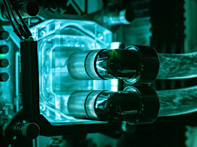 마더보드에서 액체 냉각 방식을 통해 냉각되는 컴퓨터 CPU