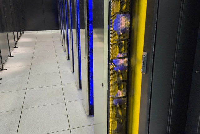 Intercambiador de calor de la puerta trasera refrigerando una instalación de computación de alto rendimiento (HPC) en un centro de datos de Digital Realty