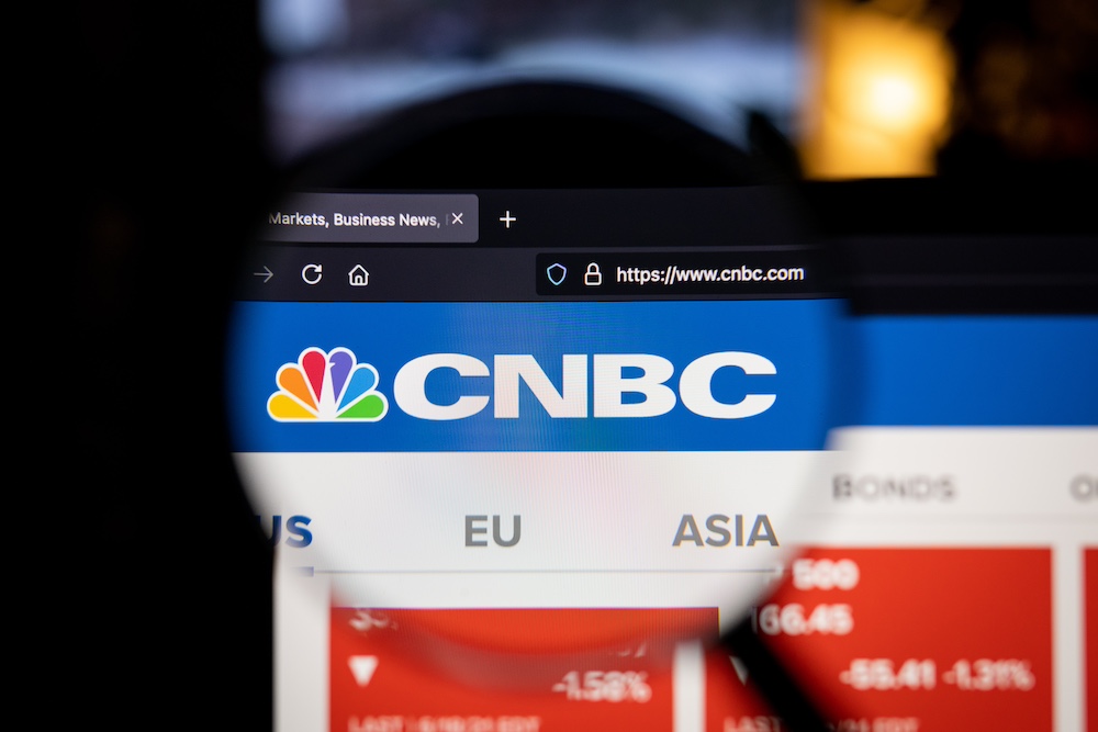 CNBC Logo unter einer Lupe